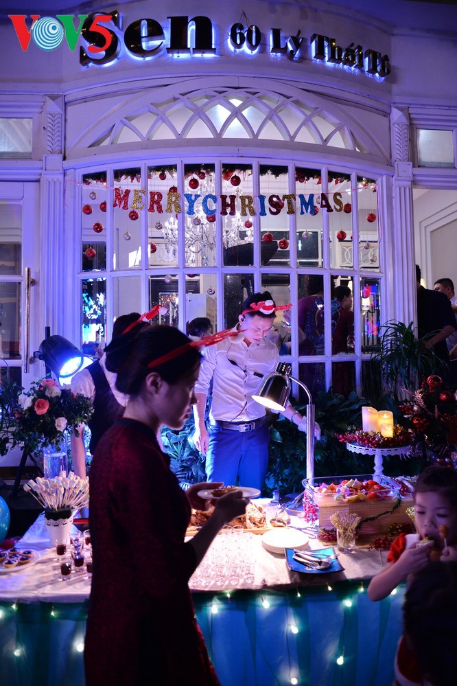 Weihnachtsstimmung in Hanoi - ảnh 4