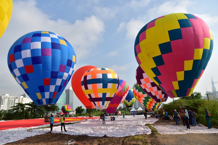 호찌민시, 열기구로 대형국기 띄우기 행사  - ảnh 3