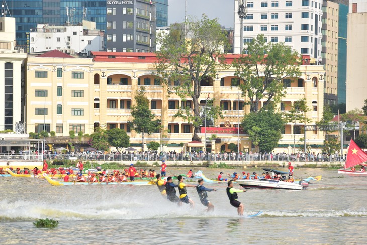 호찌민시, 열기구로 대형국기 띄우기 행사  - ảnh 4