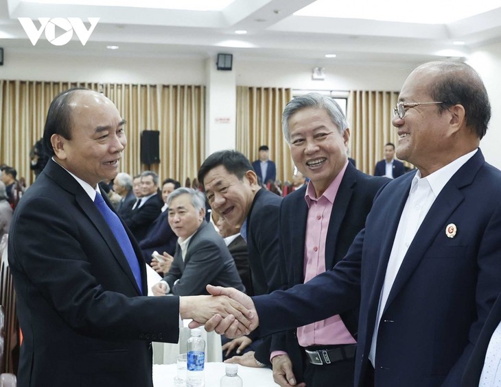 주석, 중부지방에 거주하는 전 국가 지도자들 만나  - ảnh 1