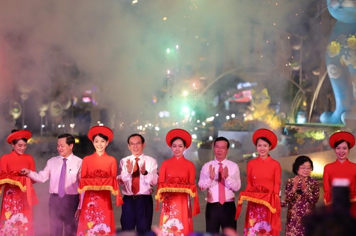 2023 구정 응우옌 후에 꽃길 축제  - ảnh 1