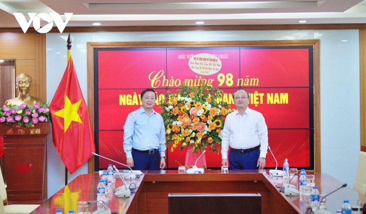 베트남 혁명 언론의 날 98주년(1925/6/21-2023/6/21)을 맞아 베트남의 소리 라디오 방송국의 감사 - ảnh 1