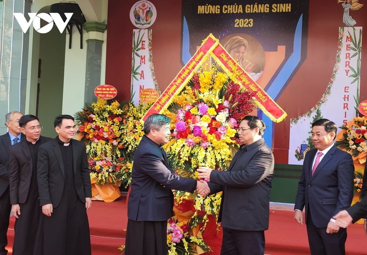 팜 민 찐 총리, 박장성 내 성탄절 축하 및 하나마이크론 비나 주식회사 방문 - ảnh 1