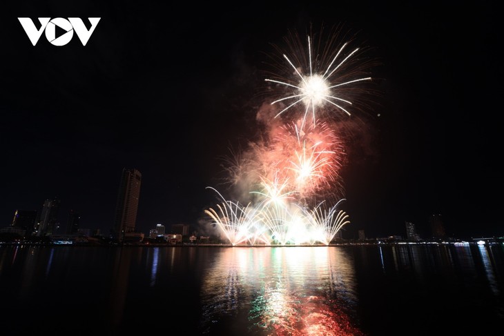 2024년 다낭 국제 불꽃 축제 공연으로 화려하게 빛난 다낭 하늘 - ảnh 1