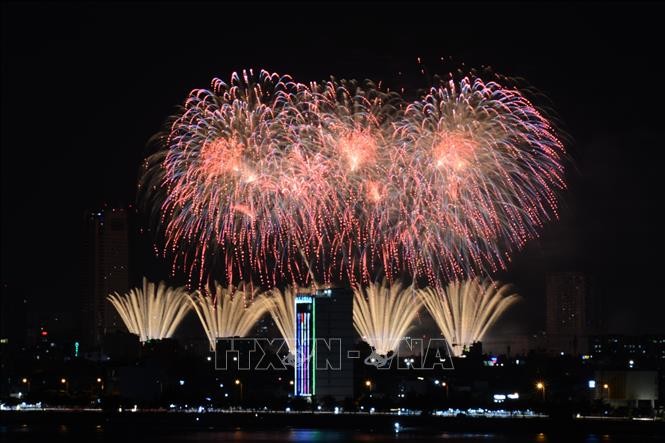 2024 다낭 국제 불꽃 축제 (DIFF-2024): 중국팀과 핀란드팀, ‘요정의 세계’ 선사 - ảnh 1