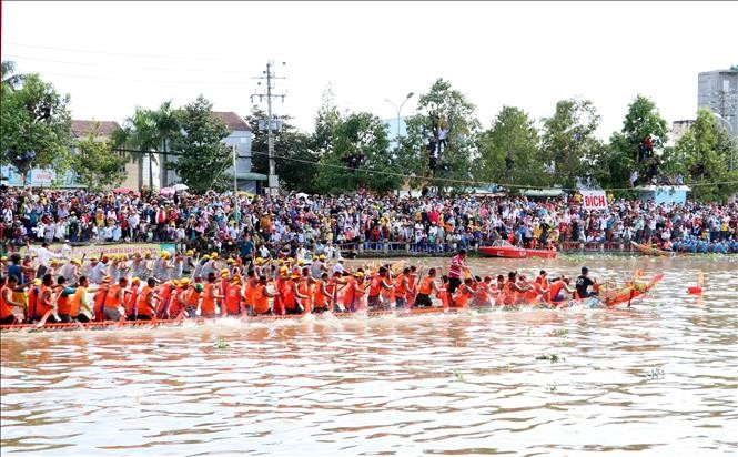 속짱성 오옥 옴 복 축제 및 크메르족 전통 조정 대회 ··다채로운 활동 진행 - ảnh 1