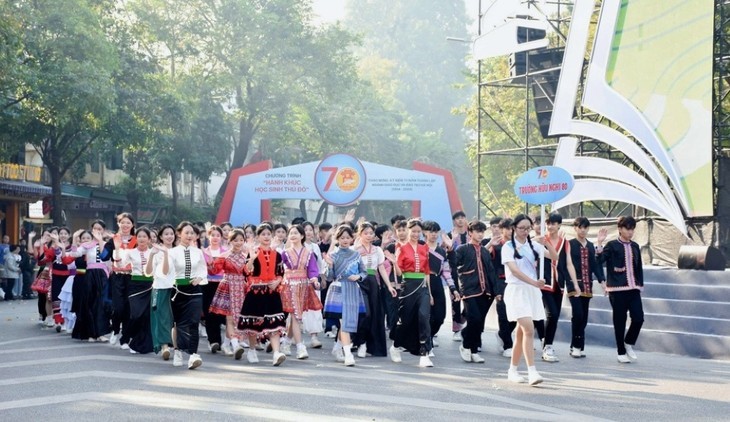 ‘수도 하노이 학생들의 행진곡’ 프로그램의 활기찬 분위기 - ảnh 6