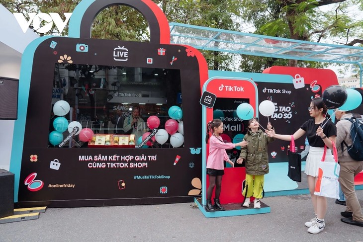 2024년 베트남 온라인 쇼핑의 날 프로그램, 자랑스러운 베트남산 제품 - ảnh 1