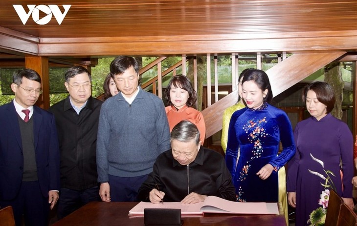 또 럼 당 서기장, 호찌민 주석 유적지 방문 - ảnh 2