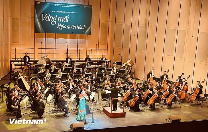 ‘영원토록 울려 퍼지는 군가’ 예술 프로그램, 각 세대 베트남 인민군 전사 기려 - ảnh 1