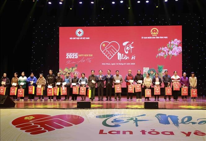 베트남 전국에서 펼쳐지는 불우이웃 설 지원 다양한 활동들 - ảnh 1