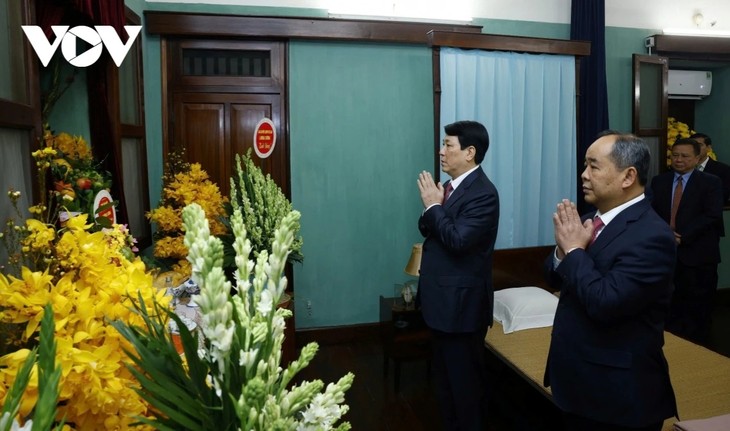 르엉 끄엉 국가주석, 호찌민 주석 추념 분향 - ảnh 1