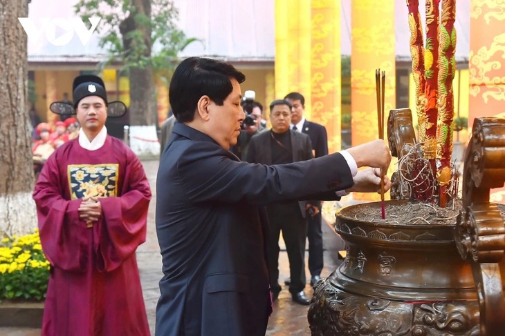 르엉 끄엉 국가주석, 탕롱 황성에서 새해 분향 - ảnh 1