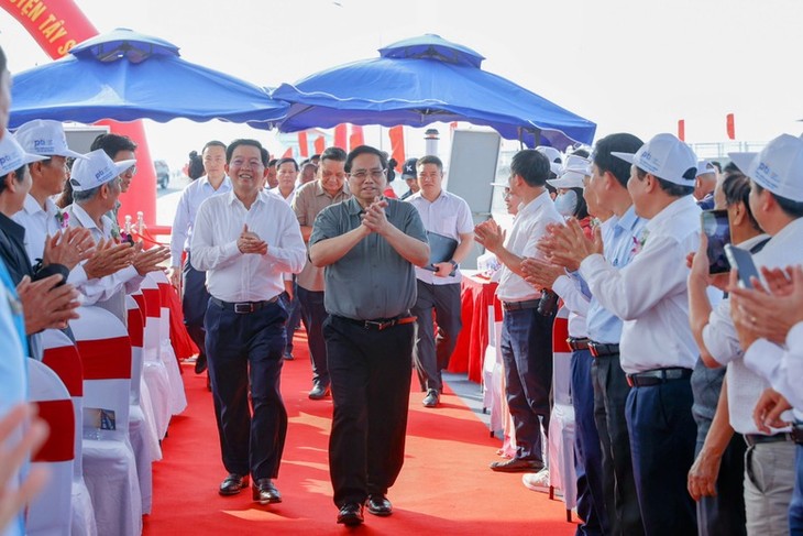 팜 민 찐 총리, 빈딘성 일부 주요 사업 준공식 참석 - ảnh 1