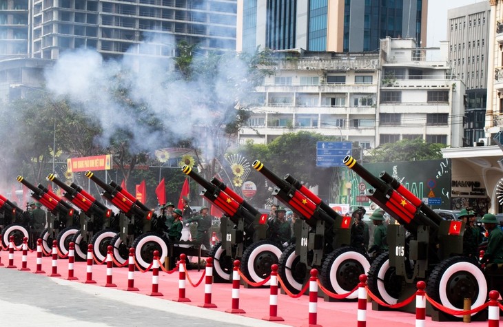 베트남 남부 해방-국가 통일 50주년 맞아 15문 대포 발사 연습  - ảnh 1