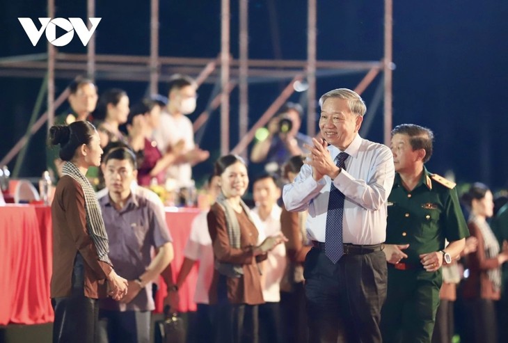 베트남 국가 통일 50주년 맞아 ‘기쁨이 충만한 나라’ 예술 프로그램 개최 - ảnh 1