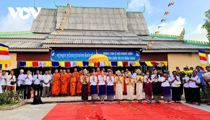 크메르족의 쯔로이 룸 짹(Chroi Rum Chek) 축제 - ảnh 2
