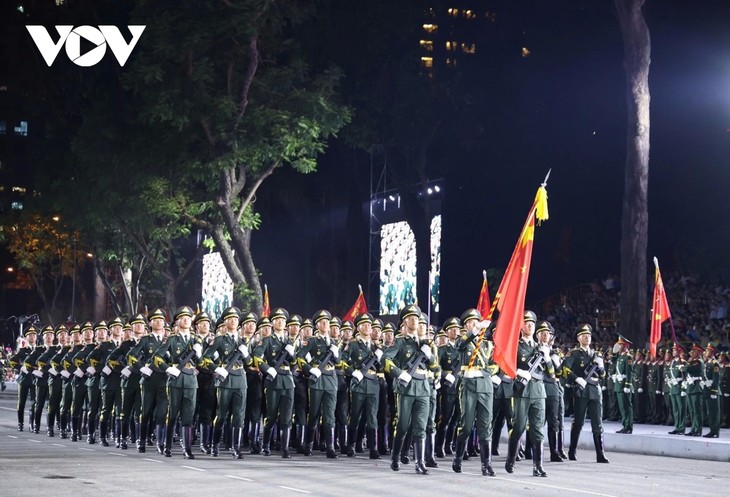 국제 우정과 단결의 상징, 베트남 통일 50주년 열병식 - ảnh 1