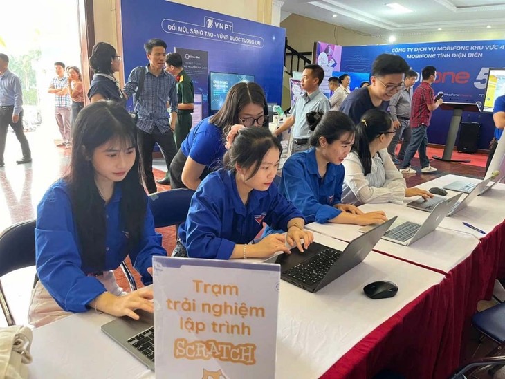 디엔비엔 ‘AI 보급의 여정’ 캠페인 및 ‘디지털 평민학무’ 운동 발대 - ảnh 2