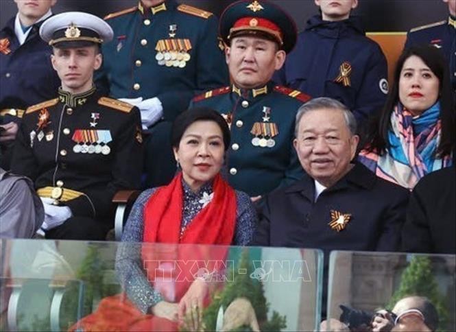 또 럼 당 서기장, 러시아 붉은 광장서 열린 전승절 열병식에 각국 정상들과 나란히 - ảnh 1