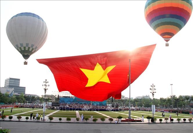 응에안성 호찌민 광장에서 국기 게양식 및 대형 국기 공중 게양 행사 개최 - ảnh 1