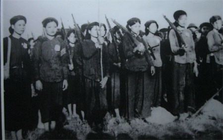 전쟁 속에서 활짝 피어난 꽃들 - ảnh 1