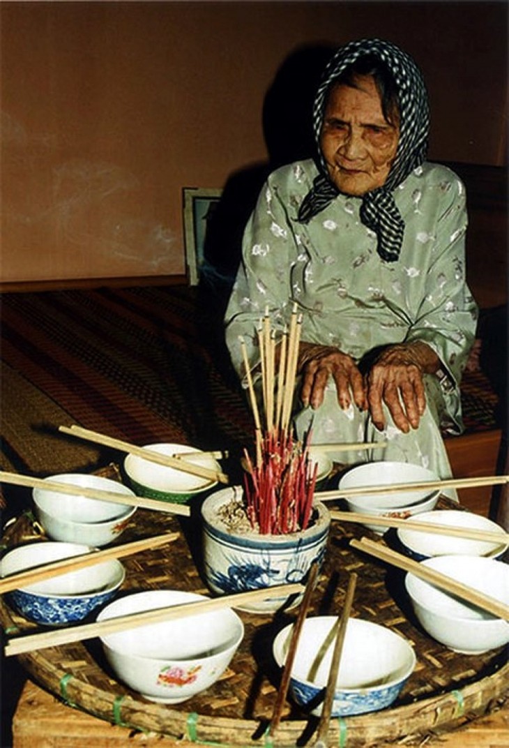 전쟁 속에서 활짝 피어난 꽃들 - ảnh 2