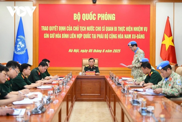 베트남, 남수단 유엔 평화유지군 파견 장교에 국가주석 결정서 전달 - ảnh 1
