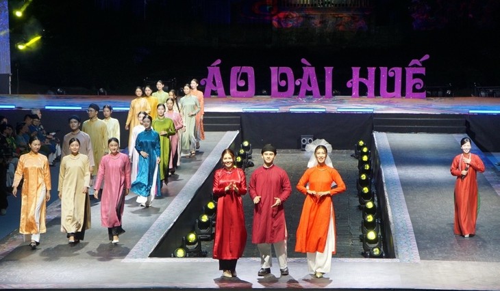 2025년 후에 아오자이 야간 축제 개막 - ảnh 1