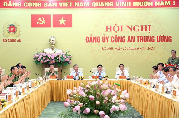 또 럼 당 서기장, 2025년 상반기 베트남 인민공안 중앙 당 위원회 회의 참석 - ảnh 1