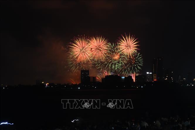 2025년 다낭 국제 불꽃 축제 네 번째 밤, 유럽의 다채로운 색채로 빛나 - ảnh 2