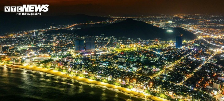 꾸이년 해변 도시, 밤이면 눈부신 야경으로 변신 - ảnh 12