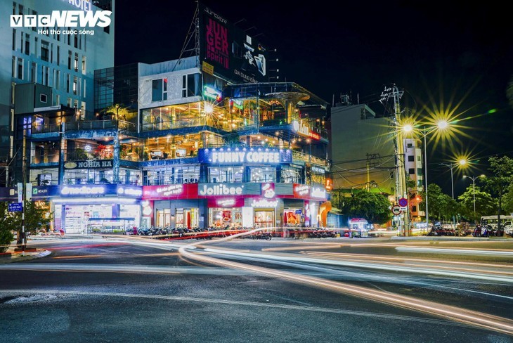 꾸이년 해변 도시, 밤이면 눈부신 야경으로 변신 - ảnh 8