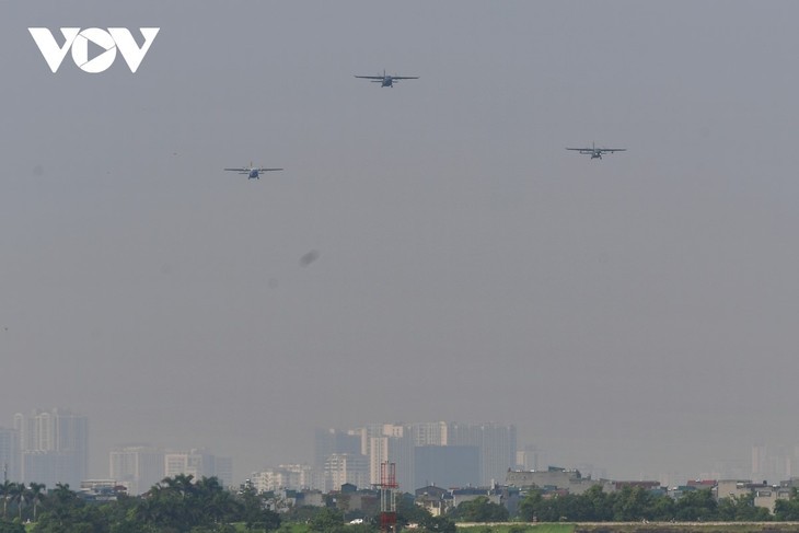 베트남 공군 수송기, 독립 80주년 기념식 앞두고 하노이 상공서 편대 비행 훈련 - ảnh 8