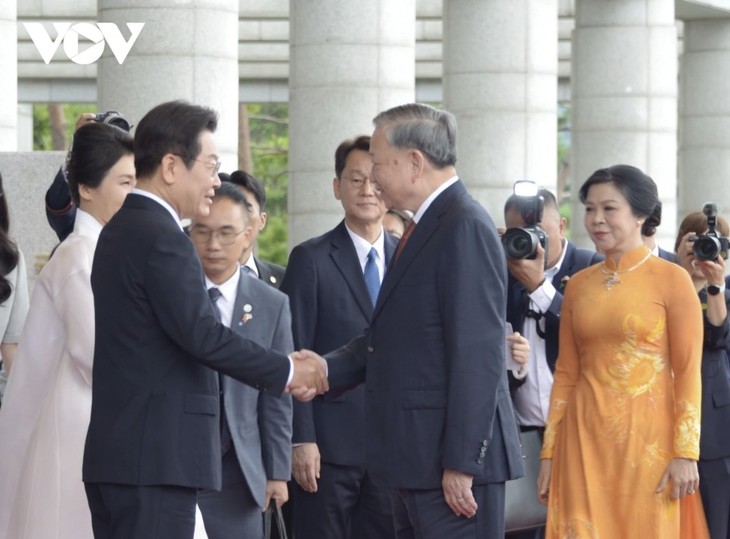 이재명 대통령, 베트남 또 럼 당 서기장 내외 환영 21발 예포 발사 - ảnh 1