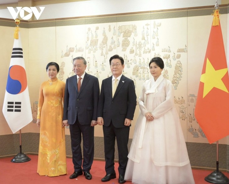 이재명 대통령, 베트남 또 럼 당 서기장 내외 환영 21발 예포 발사 - ảnh 3