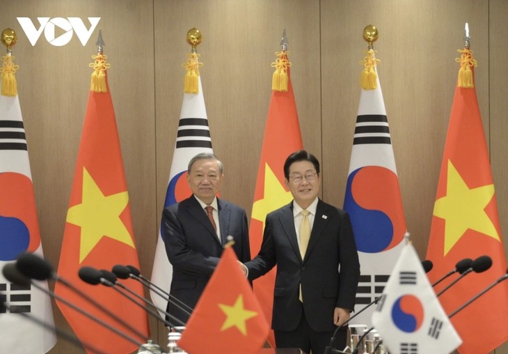 이재명 대통령, 베트남 또 럼 당 서기장 내외 환영 21발 예포 발사 - ảnh 2