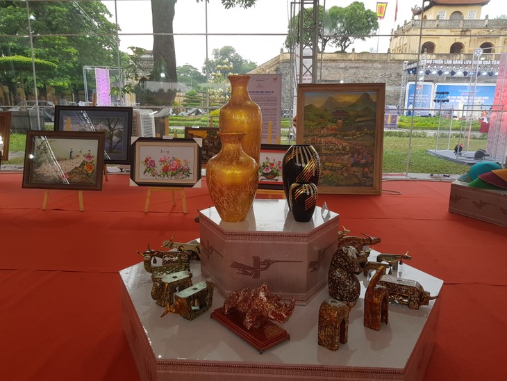 2025 하노이 기념품‧선물 전시회, 전통 직업 마을 발전 촉진 - ảnh 1