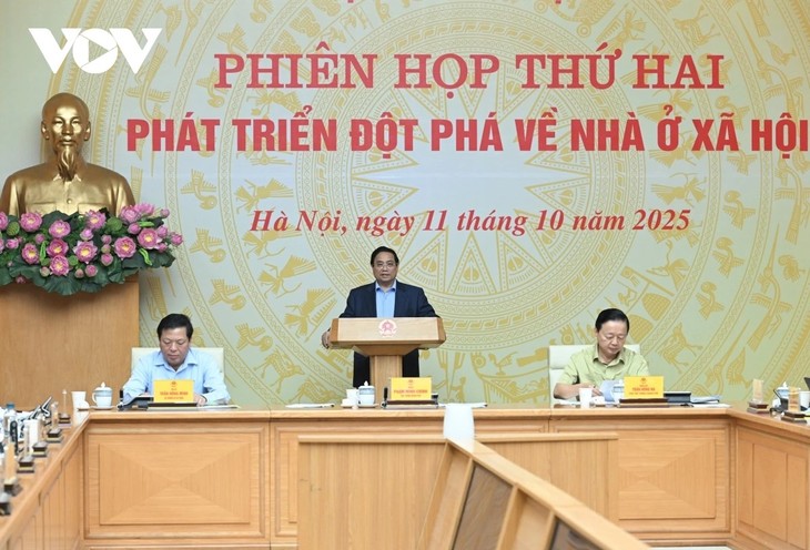 팜 민 찐 총리, 부동산 시장 안전 및 건전한 발전 위한 효율적 해법 주문 - ảnh 1