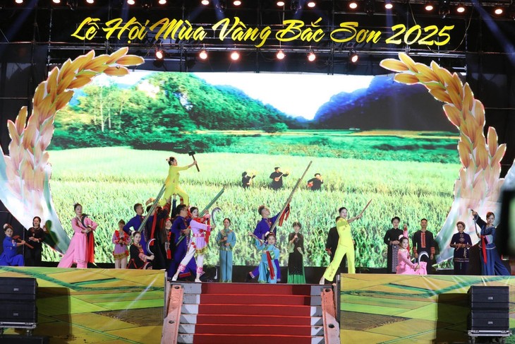 랑선, 2025년 박선 ‘황금 계절’ 관광 축제 개막... ‘2025 세계 최고의 관광마을’ 타이틀 발표 - ảnh 2