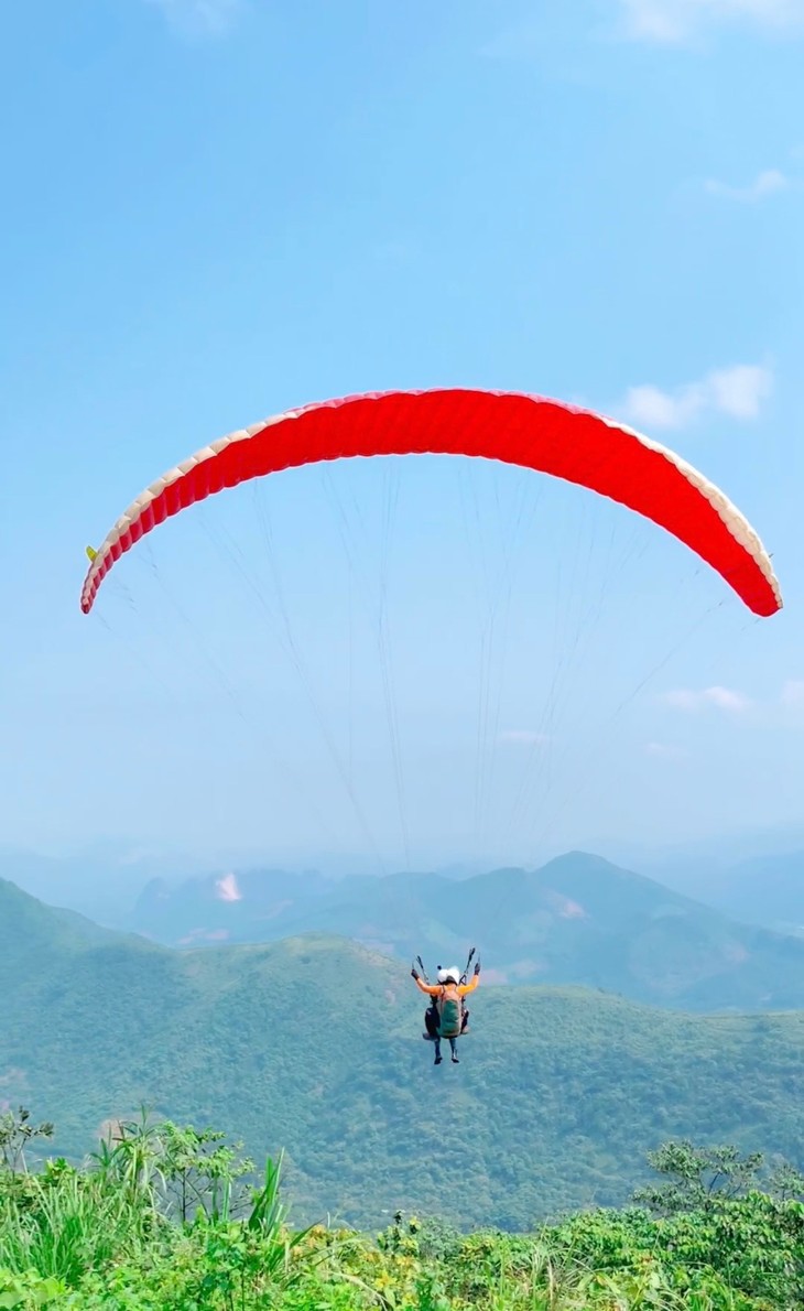 부(Bù) 언덕 패러글라이딩, 700m 상공에서 하노이 감상하기 - ảnh 2