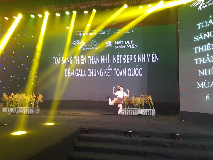 도안 응옥 자 바오 학생, 2025년 ‘빛나는 어린 천사’ 대회 우승 차지 - ảnh 1