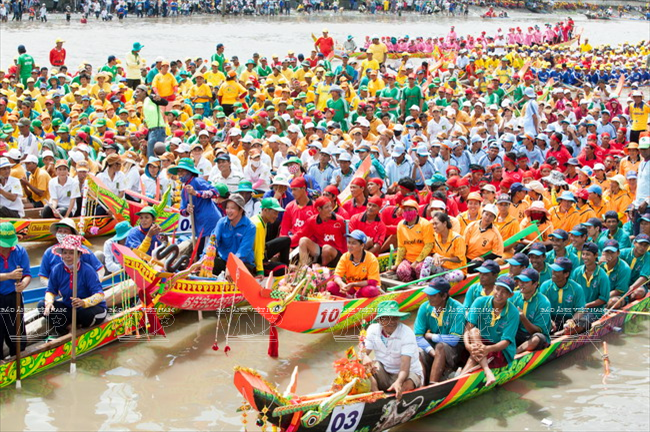 លក្ខណៈពិសេសថ្មីជាច្រើននៅក្នុងពិធីបុណ្យអកអំបុក - អុំទូកឆ្នាំ ២០១៧ - ảnh 1