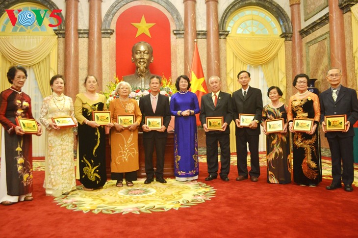 អនុប្រធានរដ្ឋ DangThi Ngoc Thinh ជួបសន្ទនាជាមួយឯកអគ្គរដ្ឋទូតហ្វាំងឡង់ - ảnh 1