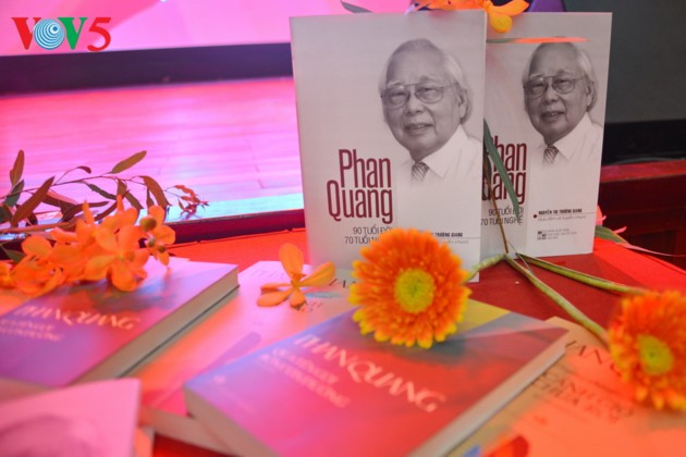 អ្នកកាសែត Phan Quang តាមរយៈសៀវភៅ៖ Phan Quang៖ អាយុ៩០ឆ្នាំដែលមានអតីតភាពការងារដល់៧០ឆ្នាំ” - ảnh 1