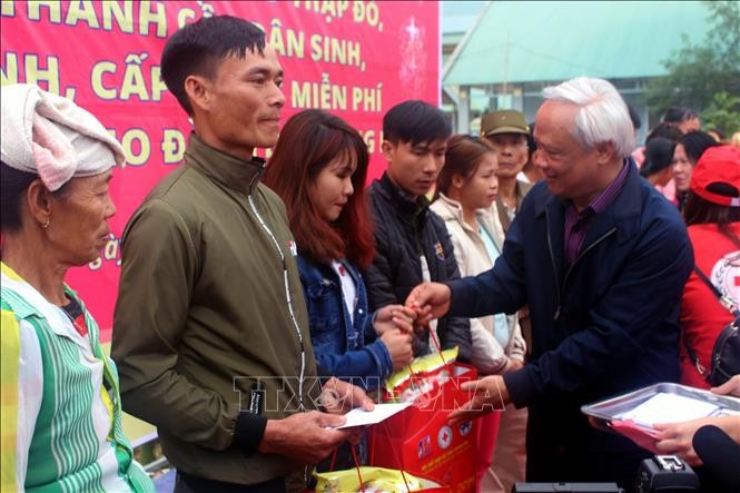 អនុប្រធានរដ្ឋសភាវៀតណាមលោក Uong Chu Luu អញ្ជើញចូលរួមកម្មវិធី “បុណ្យតេតជួបជុំគ្នា” នៅខេត្ត Thanh Hoa - ảnh 1