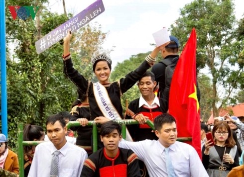 H’Hen Nie - ត្រចៀកកាំនាំនិទាឃរដូវមកជាមួយអ្នកភូមិស្រុកតំបន់ខ្ពង់រាប - ảnh 1