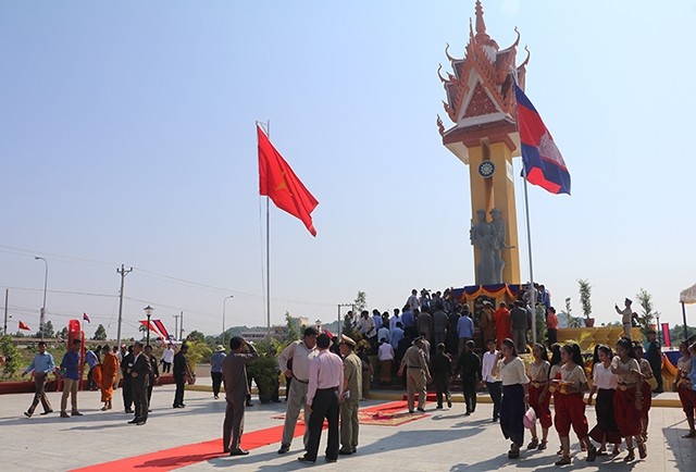 បើកសម្ពោធស្តូបមិត្តភាពវៀតណាម - កម្ពុជានៅតំបន់ភាគពាយព្យនៃប្រទេសកម្ពុជា - ảnh 1