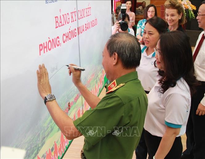 ពិធីមីទ្ទិញជួយជ្រោមជ្រែងទិវាប្រជាជនទាំងមូលប្រយុទ្ធប្រឆាំងអំពើជួញដូរមនុស្សឆ្នាំ២០១៩ - ảnh 1