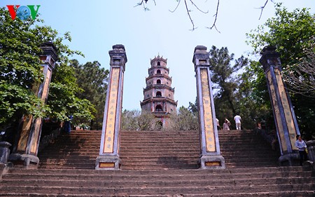 វត្ត Thien Mu ដ៏សក្តិសិទ្ធនៅលើមាត់ទន្លេ Huong ទីក្រុង Hue - ảnh 1